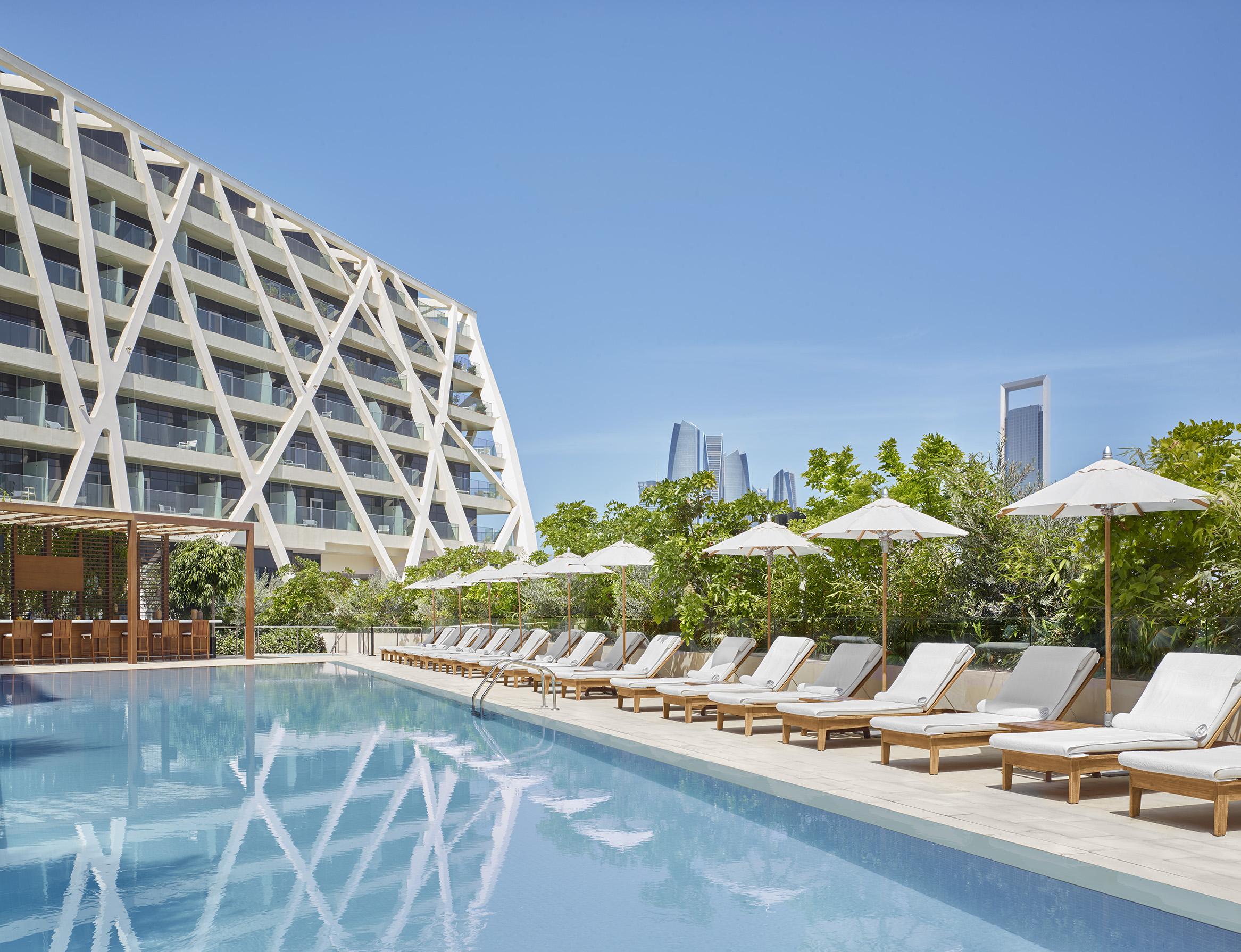 The Abu Dhabi Edition Luaran gambar The hotel's pool