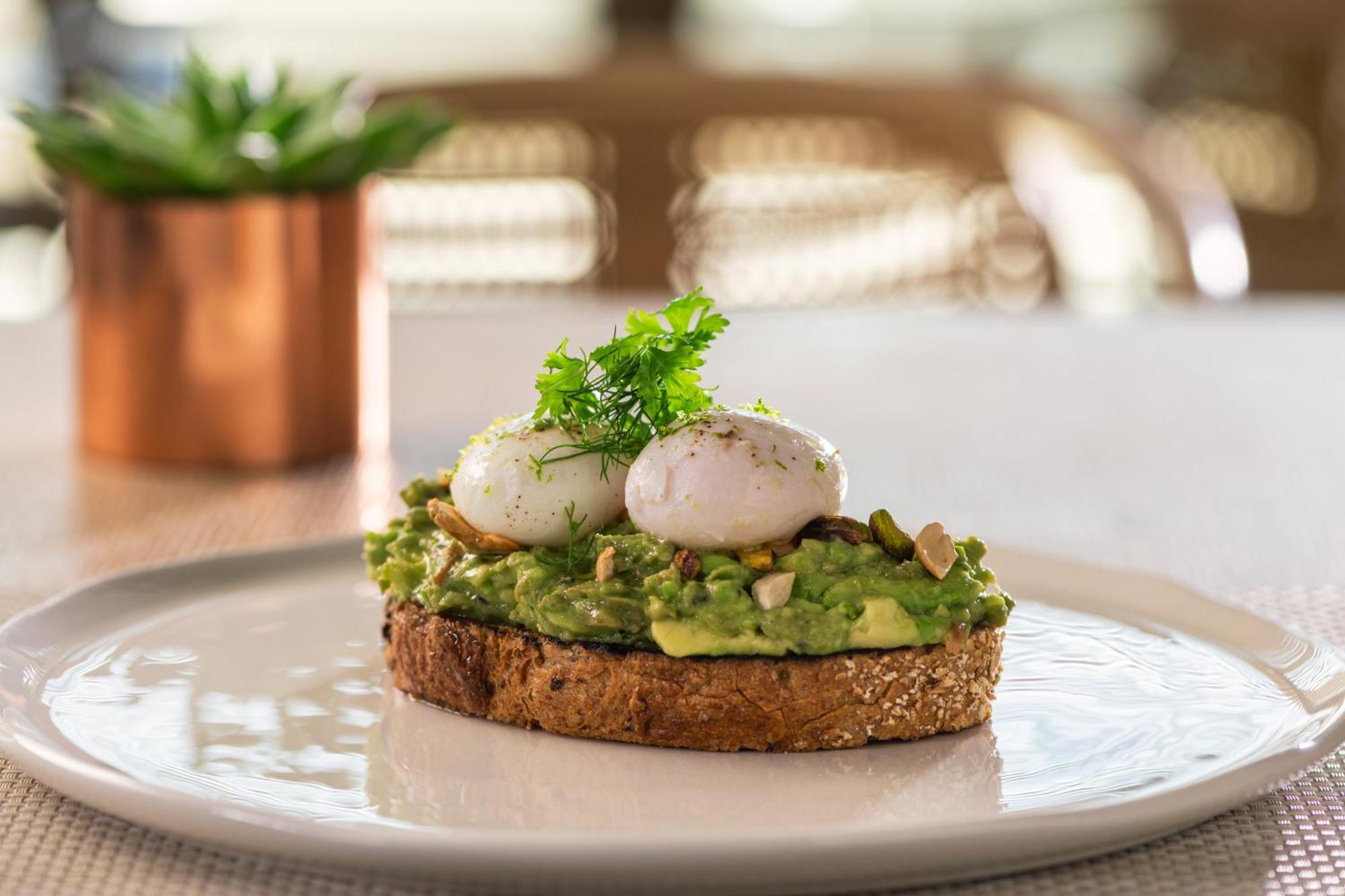 The Abu Dhabi Edition Luaran gambar Avocado on toast with poached eggs